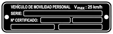 Placa negra del fabricante de un patinete certificado, con los campos Serie y Nº certificado y la velocidad máxima de 25 km/h