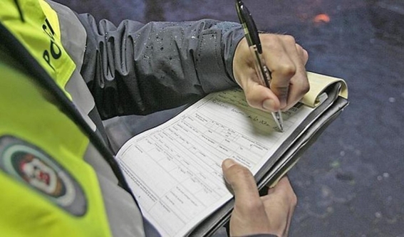 Agent de policía posant una multa