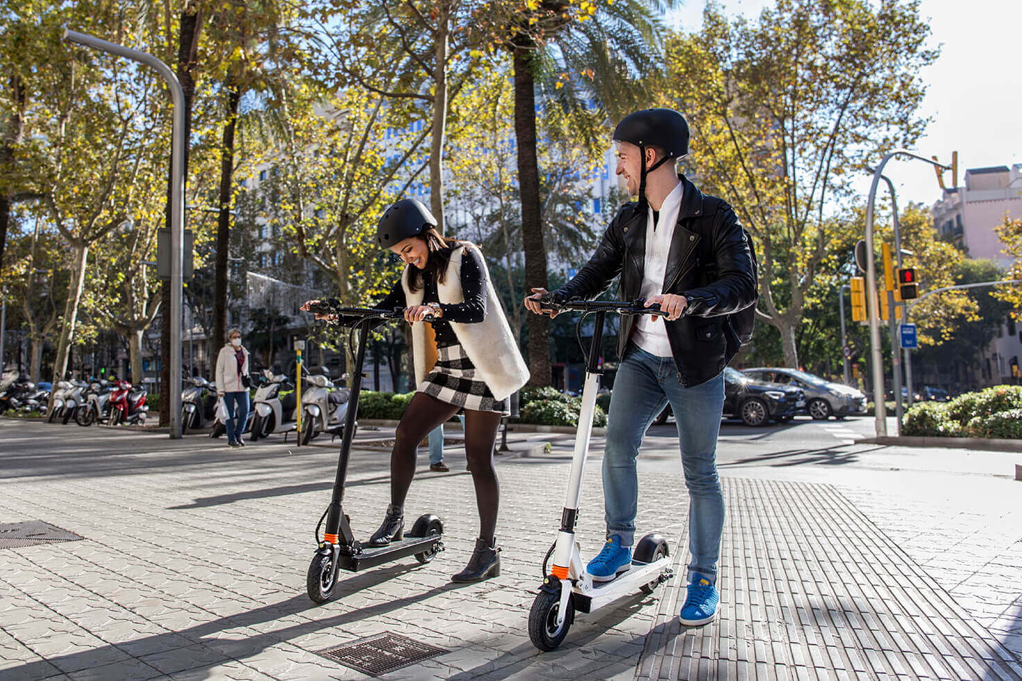 Dues persones circulant en patinets elèctrics per Barcelona