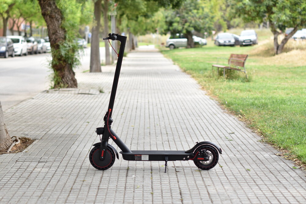 Patinet elèctric circulant per la ciutat