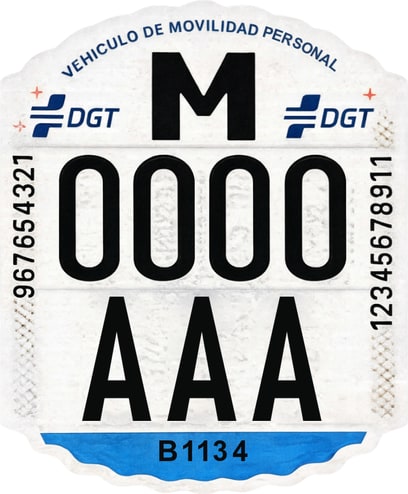 Ejemplo del diseño de la etiqueta identificativa de un patinete, con el número M 0000 AAA en negro sobre fondo blanco y el número de certificación B1134 en la franja azul